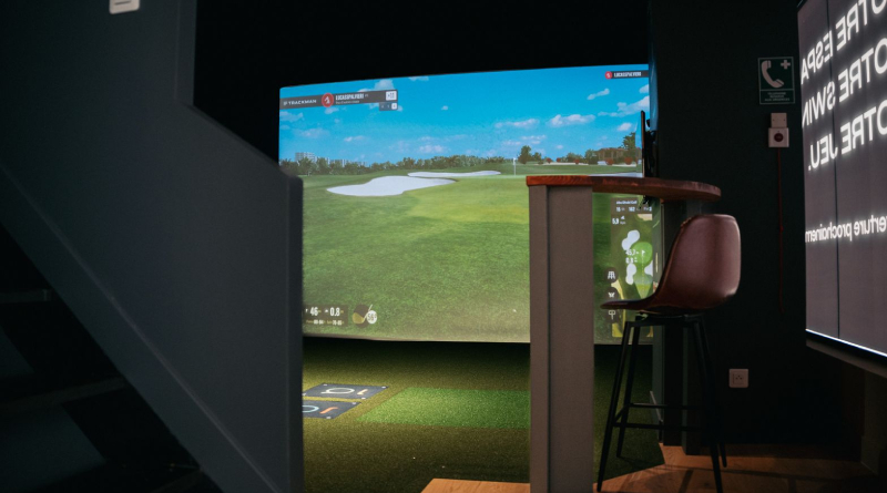 Play golf indoor